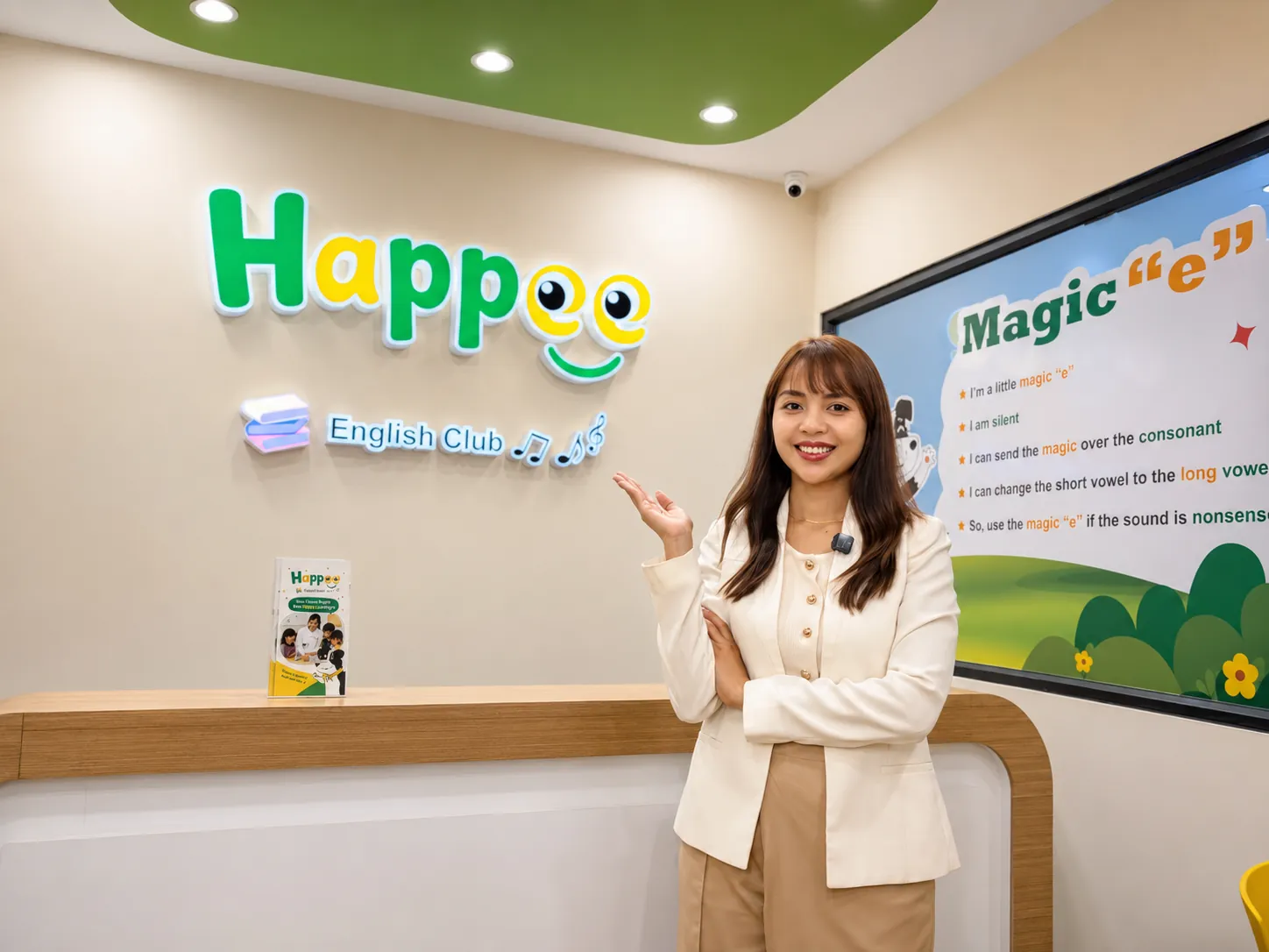 A Happee teacher leading a Magic 'e' lesson